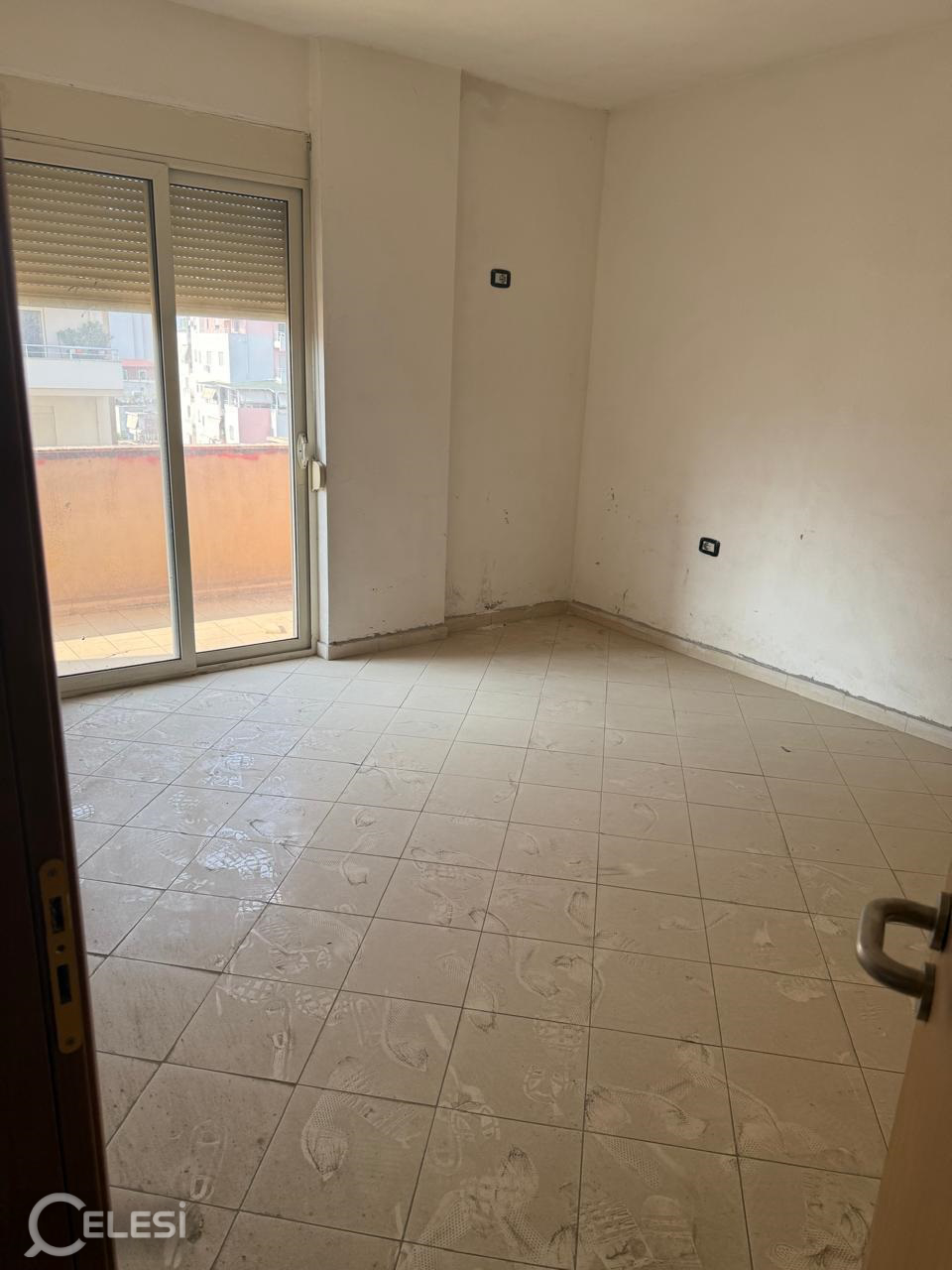 SHITET APARTAMENT - VLORE, PERBALLE SHKOLLES SE MUZIKES, ISH EKSTRA TANIMI, BUZE RRUGE KRYESORE, – Qendër