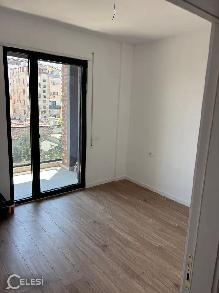 Jepet apartament 1+1 me qira tek Rruga 5 Maji , Rruga Sadaudin Bektashi , Ne fund fare te rruges , 5 maji , tek rreth rrotullimi . – 5 Maji