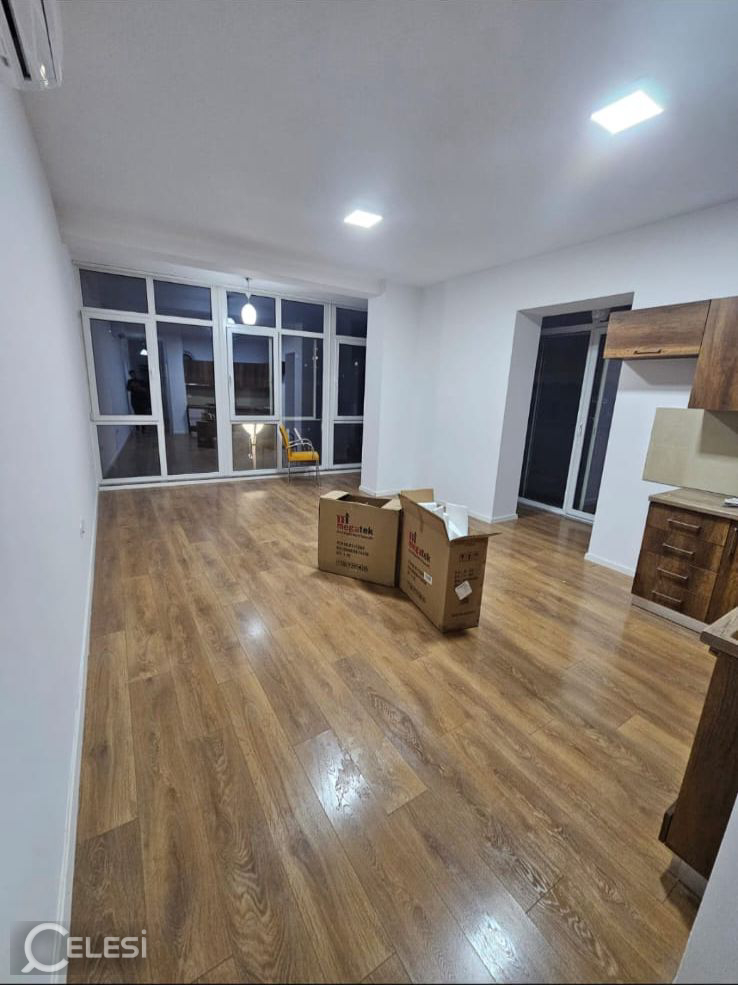 Jepet me qera zyre tek Komuna e Parisit , Kika 2 – Komuna Parisit