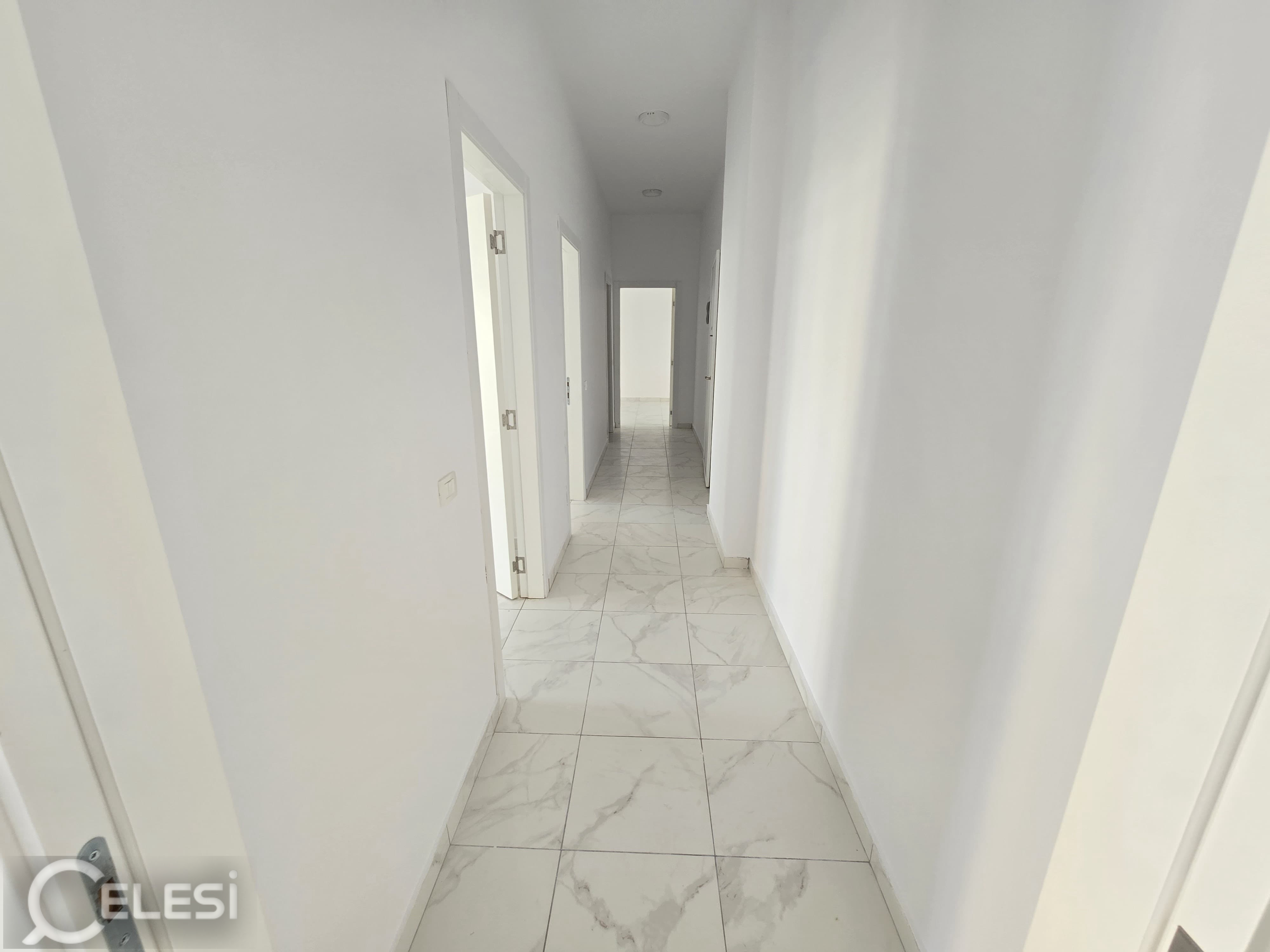 Jepet ambient biznesi me qira tek Rruga e Kavajes , prane Square 21, 21 Dhjetori . – Rruga Kavajës
