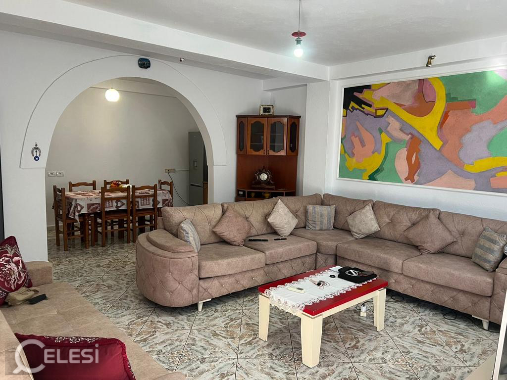 Jepet me qera hyrje private 2+1+2 te Rruga Asim Voskshi – Stacioni i Trenit
