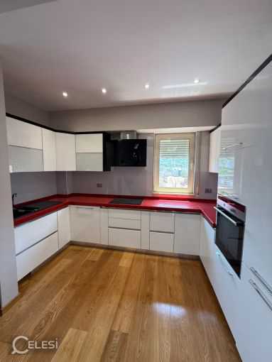 Shitet apartament 2+1 tek Liqeni i Thate , prane Marketi Im , Kopshti Botanik , Kopshti Zoologjik , Liqeni Artificial . – Kopshti Botanik