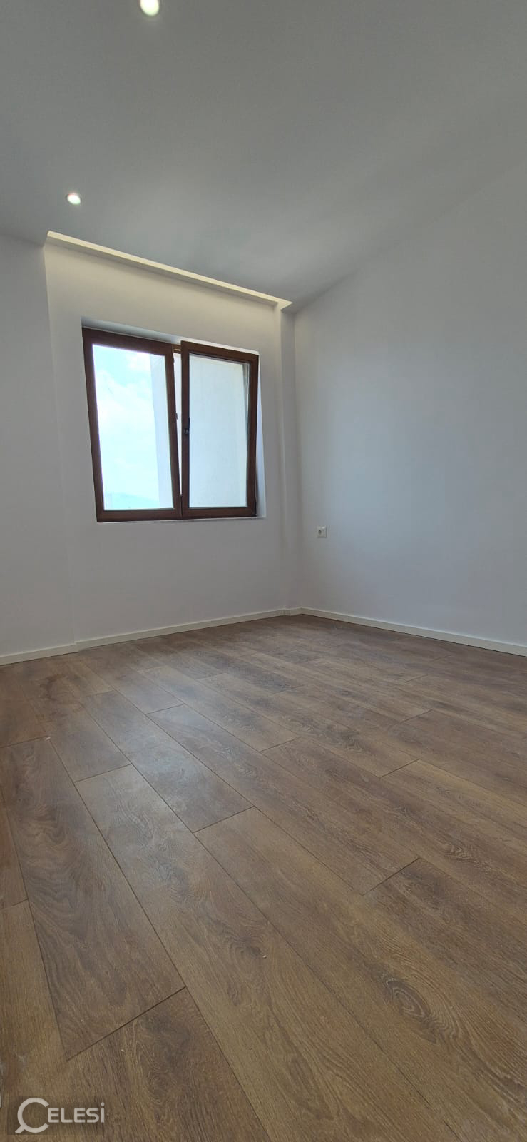Shitet Apartament 1+1 ne rrugen Fadil Bodinaku pallat i ri me ashensor, Komuna e Parisit , Vasil Shanto , Selite ,Blloku i Vilave Selite . – Vasil Shanto