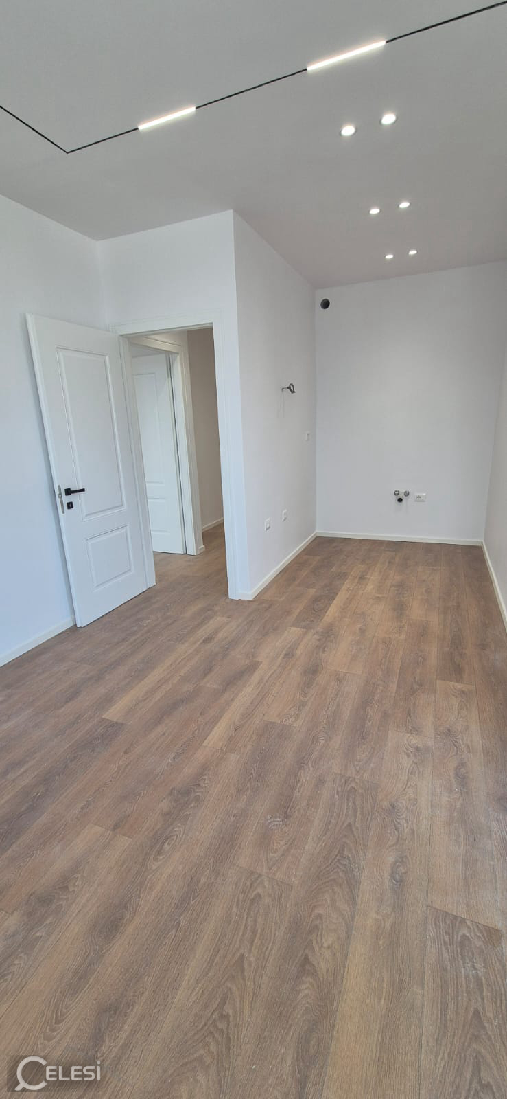 Shitet Apartament 1+1 ne rrugen Fadil Bodinaku pallat i ri me ashensor, Komuna e Parisit , Vasil Shanto , Selite ,Blloku i Vilave Selite . – Selitë