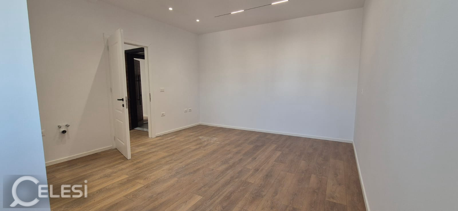 Shitet Apartament 2+1 ne rrugen Fadil Bodinaku pallat i ri me ashensor, Komuna e Parisit , Blloku i Vilave Selite , Vasil Shanto , Selite . – Vasil Shanto