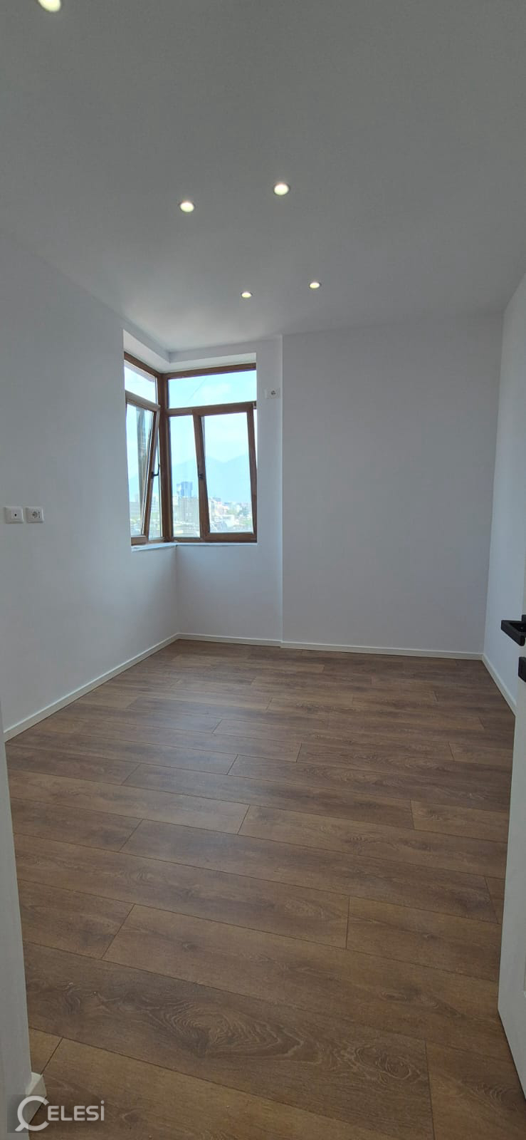 Shitet Apartament 2+1 ne rrugen Fadil Bodinaku pallat i ri me ashensor, Komuna e Parisit , Blloku i Vilave Selite , Vasil Shanto , Selite . – Komuna Parisit